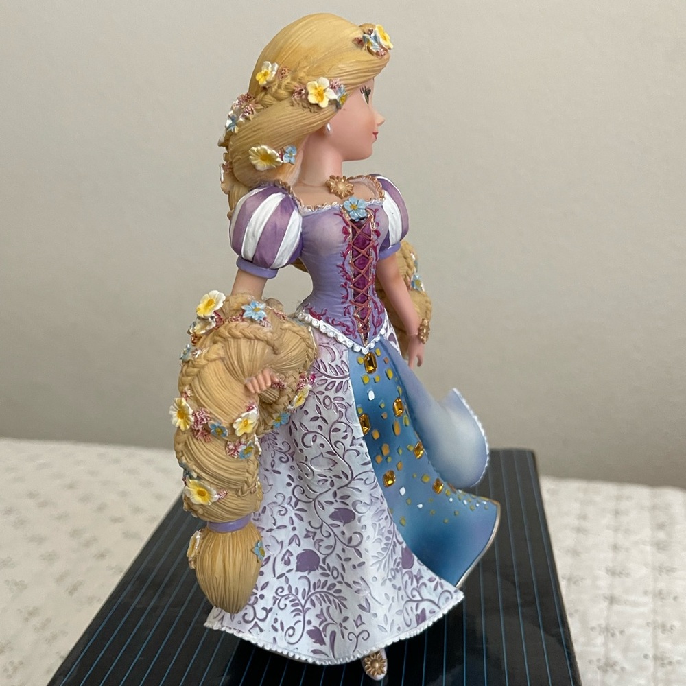 Enesco Disney Showcase Rapunzel Figurine, 8" Couture de Force - Picture 5 of 9